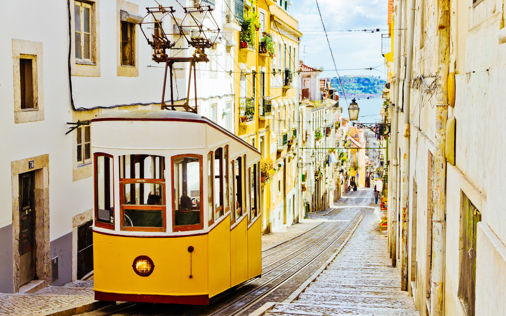 Unmissable things backpackers must do in Lisbon